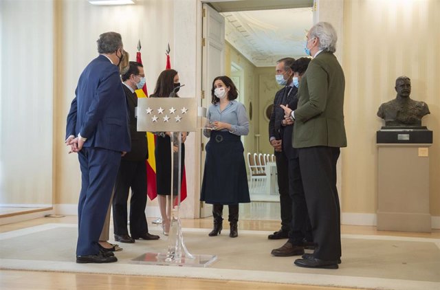 La presidenta de la Comunidad de Madrid, Isabel Díaz Ayuso (centro), acompañada de consejeros del PP