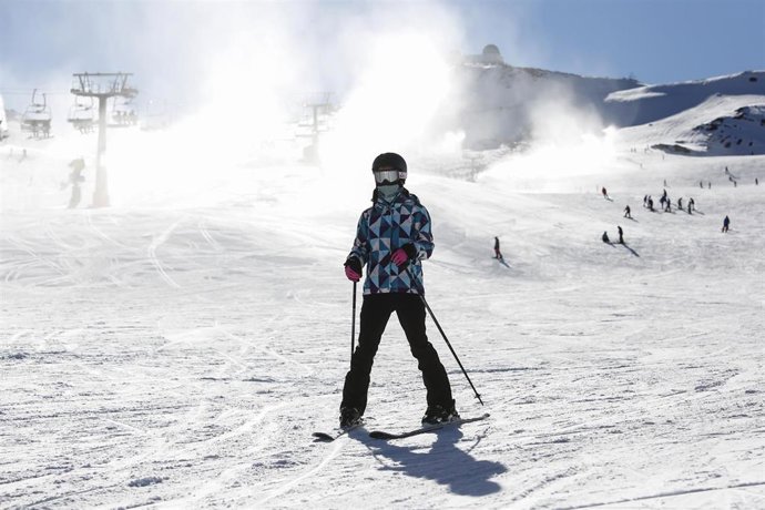 Archivo - Esquiadores  con mascarillas en la estación de esquí de Sierra Nevada, en imagen de archivo
