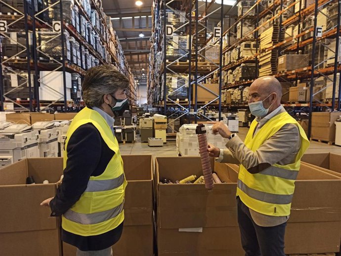 El coordinador de Andalucía por Sí (AxSí), Modesto González, en su visita a la empresa GM Technology en Dos Hermanas (Sevilla).