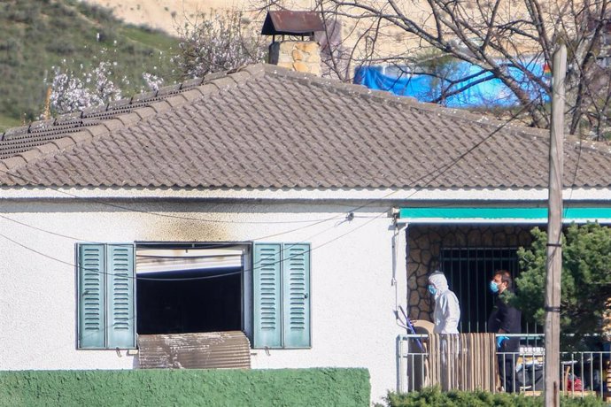 Agentes de la Guardia Civil realizan investigaciones en la vivienda donde han muerto tres personas durante un incendio, en El Molar