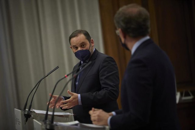 El presidente de la Xunta de Galicia, Alberto Núñez Feijóo (i), y el ministro de Transportes, Movilidad y Agenda Urbana, José Luis Ábalos (d), ofrecen una rueda de prensa tras reunirse.