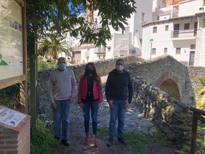 La delegada territorial de Turismo en Málaga, Nuria Rodríguez, ha visitado el municipio malagueño de Salares