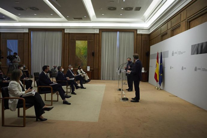 El presidente de la Xunta de Galicia, Alberto Núñez Feijóo (i), y el ministro de Transportes, Movilidad y Agenda Urbana, José Luis Ábalos (d), ofrecen una rueda de prensa.