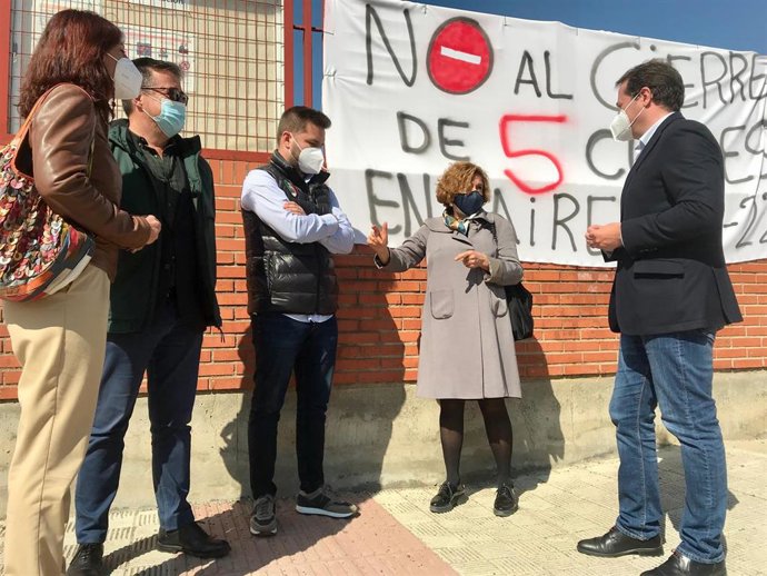 Antonio Conde, ante un colegio de Mairena de Aljarafe