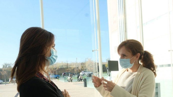 Archivo - Las portavoces de Más Madrid en la Comunidad, Mónica García, y en el Ayuntamiento, Rita Maestre, en la Fundación Parque Científico de Madrid