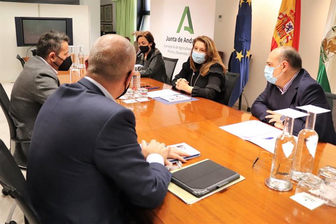 Carmen Crespo reunida con la Federación Andaluza de Cofradías de Pescadores (Facope)