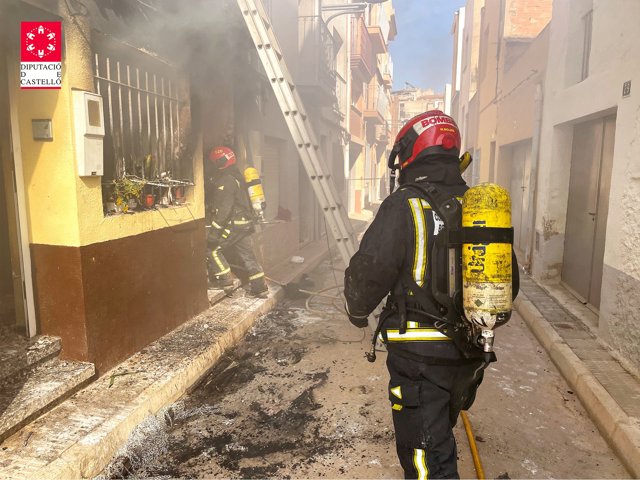 Efectivos de bomberos trabajan en la extinción de un incendio en una vivienda de Torreblanca, que se ha saldado con un hombre fallecido