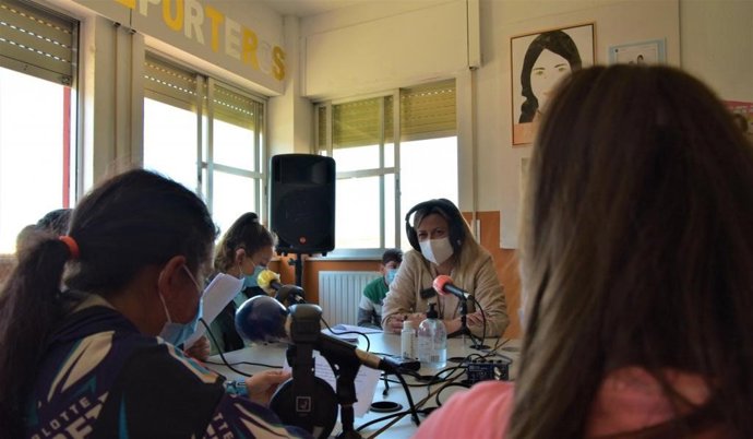 La presidenta de la Asamblea de Extremadura, Blanca Martín, en una entrevista con estudiantes del CEIP Manuel Pacheco de Badajoz