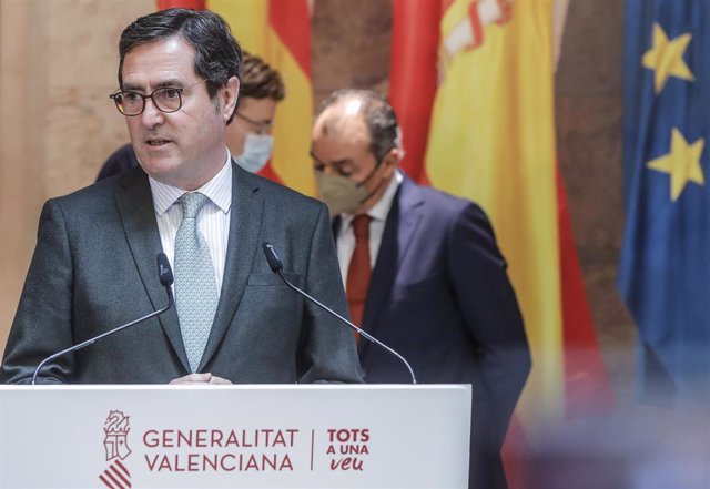 El presidente de la CEOE, Antonio Garamendi, acompañado del presidente de la Generalitat Valenciana, Ximo Puig (detrás, i), y del presidente de la CEV (detrás, d).