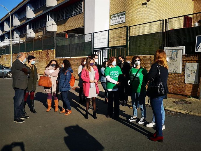 La parlamentaria andaluza por el PSOE de Huelva María Márquez y la responsable de Educación del partido en la provincia, Susana Rivas, con los miembros del AMPA del Colegio Nacional de Prácticas de Huelva.