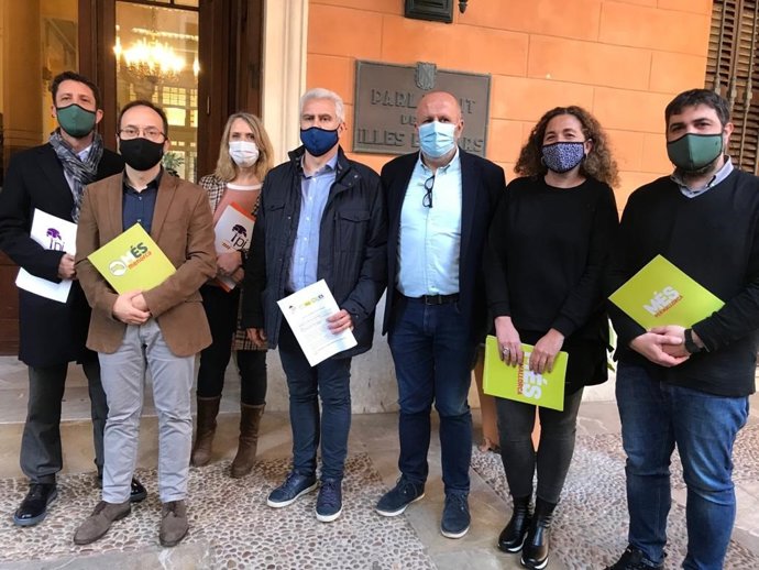 Archivo - El portavoz parlamentario de El PI, Josep Meli, el portavoz parlamentario de Més per Mallorca, Miquel Ensenyat, y el portavoz de Més per Menorca, Josep Castells, acompañados de otros representantes de sus partidos.