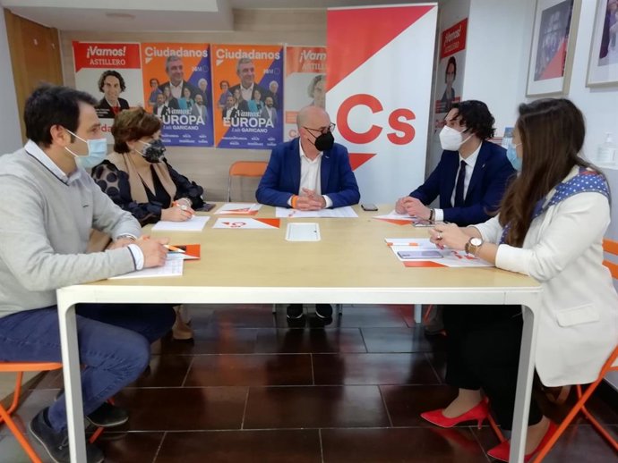 El coordinador de Cs Cantabria, Félix Álvarez, con concejales de su formación en algunos municipios donde el partido gobierna.