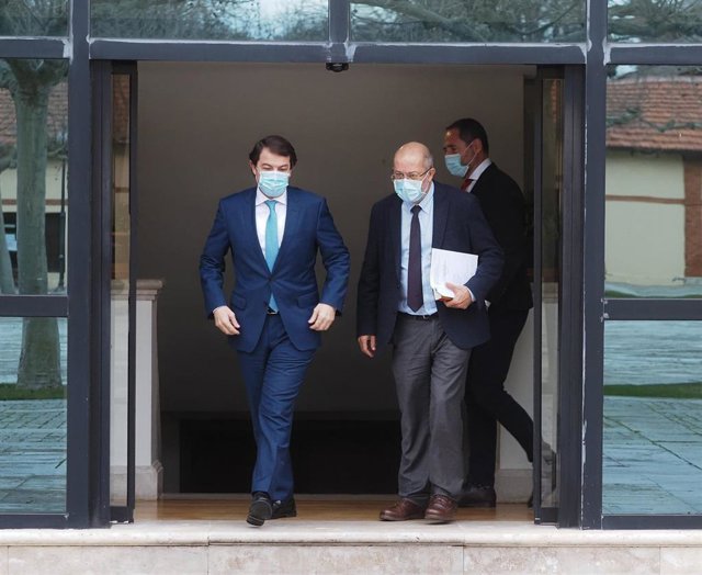 Fernández Mañueco (I) e IGEa (D): Foto de Archivo.