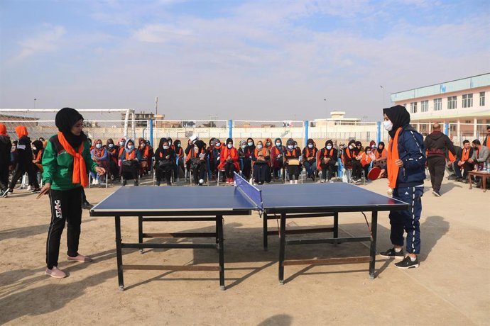 Archivo - Niñas y adolescentes afganas en la ciudad de Shiberghan