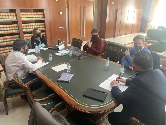 La consejera de Presidencia, Mayte Pérez, reunida con responsables de CEOE y CEPYME Teruel y de la Cámara de Comercio de Teruel para conocer el impacto del coronavirus en el tejido productivo de la provincia