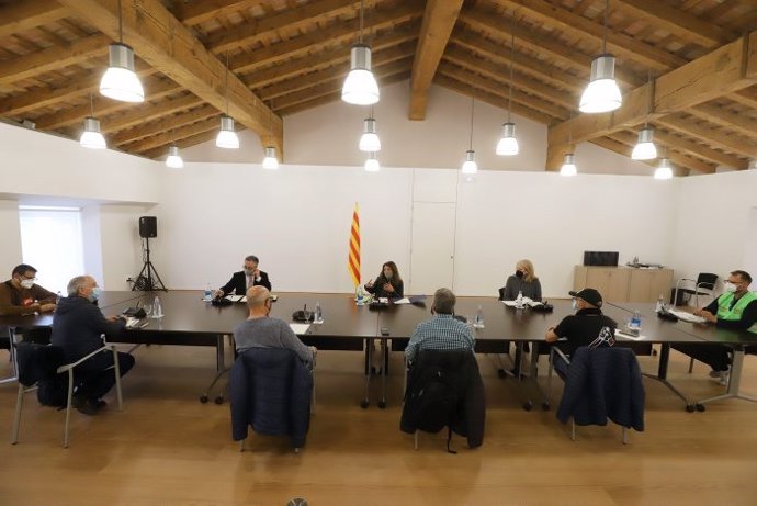 Momento de la reunión entre la consellera de la Presidencia, Meritxell Budó; el conseller de Empresa y Conocimiento, Ramon Tremosa, y la directora general de Industria, Matilde Villarroya, y los el comité de empresa de Bosch en Lli d'Amunt (Barcelona).