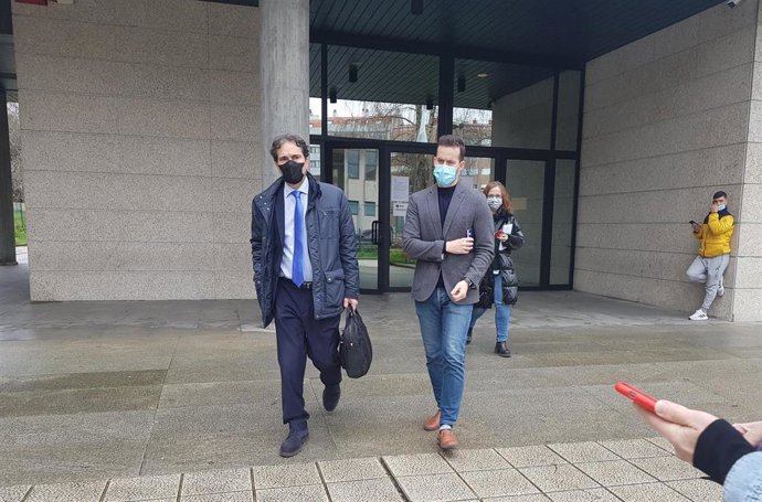 Abogados de las navieras investigadas por supuesta sobreventa de billetes a las islas Cíes en agosto de 2017, saliendo de los juzgados de Vigo.