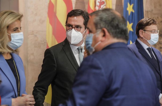 La presidenta de la Fundación CEOE, Fátima Báñez; el presidente de la CEOE, Antonio Garamendi , y el presidente de la Generalitat Valenciana, Ximo Puig , en el acto de firma del acuerdo de colaboración entre la Generalitat, y las patronales CEOE y CEV.