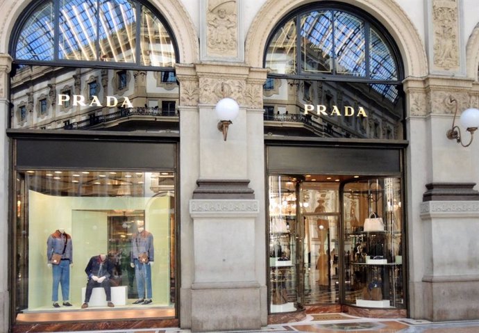 Archivo - April 19, 2019 - Milan, Italy: Prada store front. Mid season and summer fashion trend on the shop windows of the Milan fashion district. The Golden quadrilateral, including via Montenapoleone and Via Spiga, is ranked as the sixth most expensiv