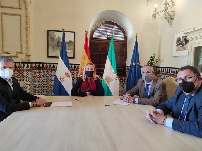 La alcaldesa de Alcalá de Guadaíra, Ana Isabel Jimñenez, ha firmado el convenio con el Consejo de Hermandades.