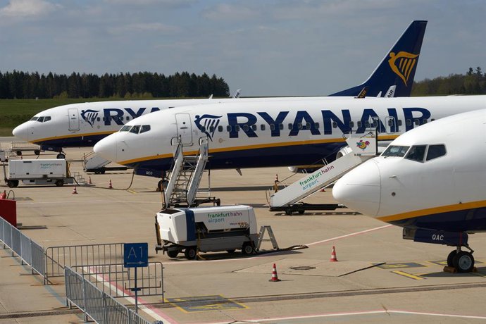 Archivo - FILED - 14 April 2020, Rhineland-Palatinate, Hahn: Ryanair aircraft are parked in front of the passenger terminal at Hahn Airport. Europe's largest low-cost airline Ryanair is further cutting back its winter flight schedule due to the tightene