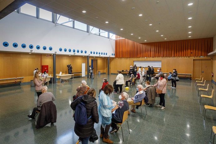 Mas de 100 personas reciben la vacuna contra la COVID-19 en el centro cívico de Oliver