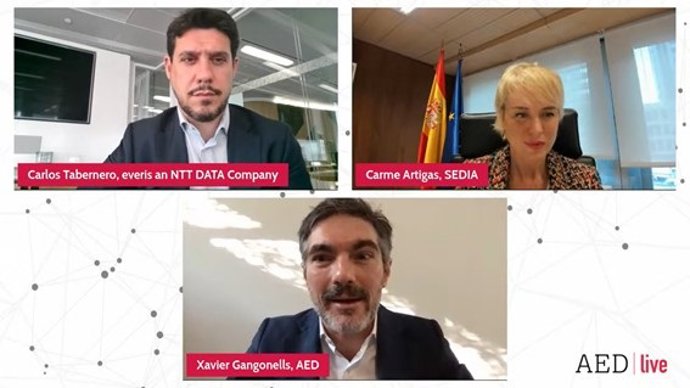 El socio de Sector Público en everis, Carlos Tabernero, la secretaria de Estado de Digitalización e Inteligencia Artificial, Carme Artigas y el director general de la AED, Xavier Gangonells