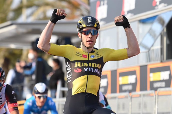 Van Aert (Jumbo-Visma) gana al sprint la primera etapa de la Tirreno-Adriático de 2021.