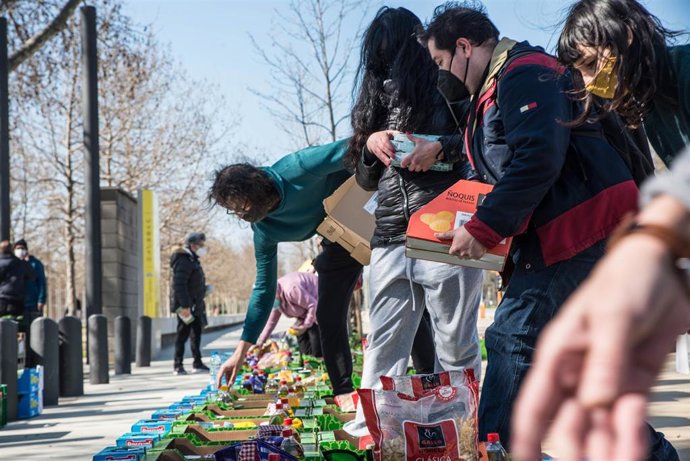 Voluntarios de la Cooperativa Esperanzah! en el Parc Nou de El Prat de Llobregat (Barcelona) participando en el aprovisionamiento de cajas de alimentos