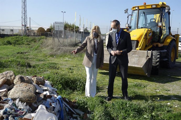 El Ayuntamiento de Granada retira más de 10.000 kilos de cascajo en el Camino Bajo de Huétor
