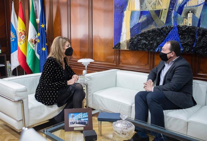 La presidenta del Puerto de Huelva, Pilar Miranda, junto al alcalde de Aljaraque.