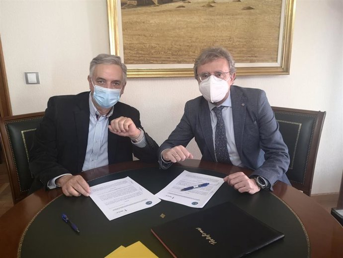 Firma del convenio entre el Icomva y la AECC para mejorar la atención a enfermos de cáncer.