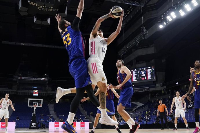 Mirotic (Bara) y Deck (Real Madrid)