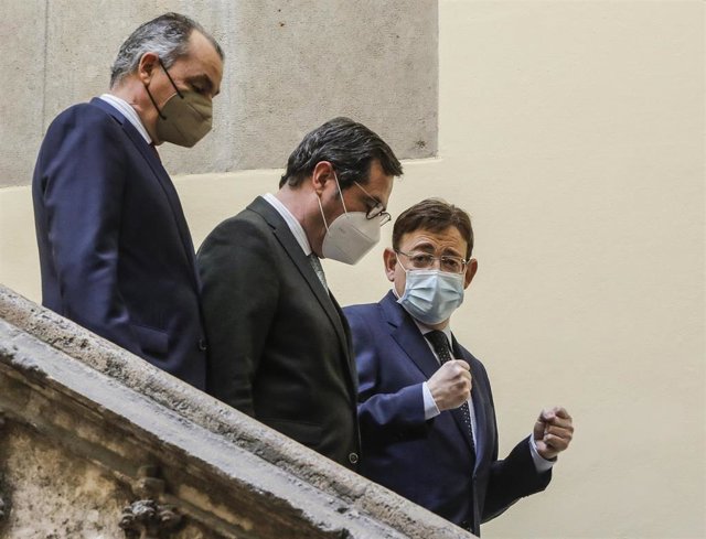 El presidente de la Generalitat, Ximo Puig (d), y los presidentes de la CEOE, Antonio Garamendi (centro), y de la CEV, Salvador Navarro (i), se dirigen al acto de firma del acuerdo de colaboración entre la Generalitat, y estas dos patronales, en Valencia.
