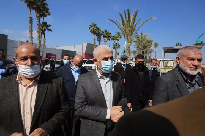 Archivo - 07 February 2021, Palestinian Territories, Rafah: Hamas organization leader in the Gaza Strip Yahya Sinwar waits to cross into Egypt through the Rafah border crossing. On Sunday, delegations belonging to different Palestinian factions left the