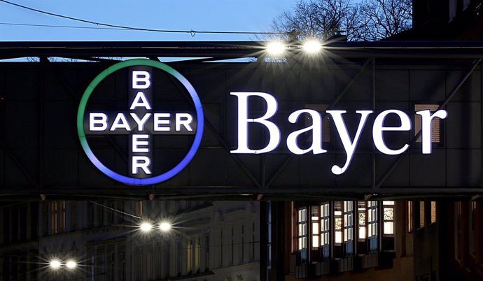 Archivo - FILED - 07 February 2019, Wuppertal: The Bayer logo at the Wuppertal site glows at dusk. German pharmaceutical giant Bayer made a net loss of 9.5 billion euros (11.2 billion dollars) in the second quarter as the cost of legal battles over its 