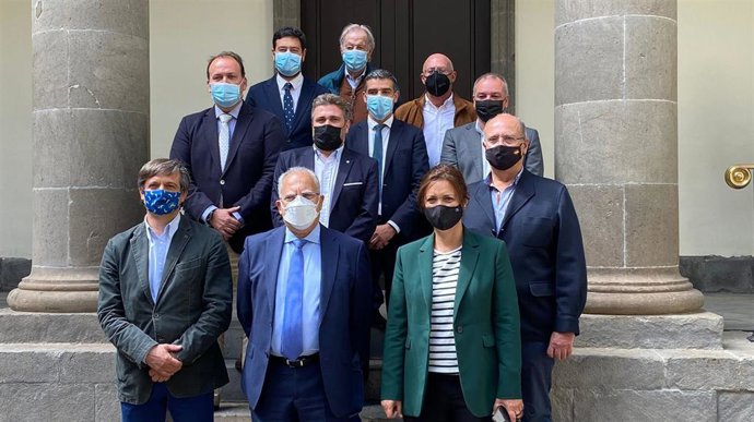 Representantes de Asprocan y grupos parlamentarios tars el debate de la ley de cadena alimentaria