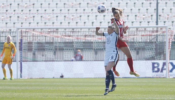 Strom salta por un balón en el Atlético-Chelsea de octavos de la Liga de Campeones femenina