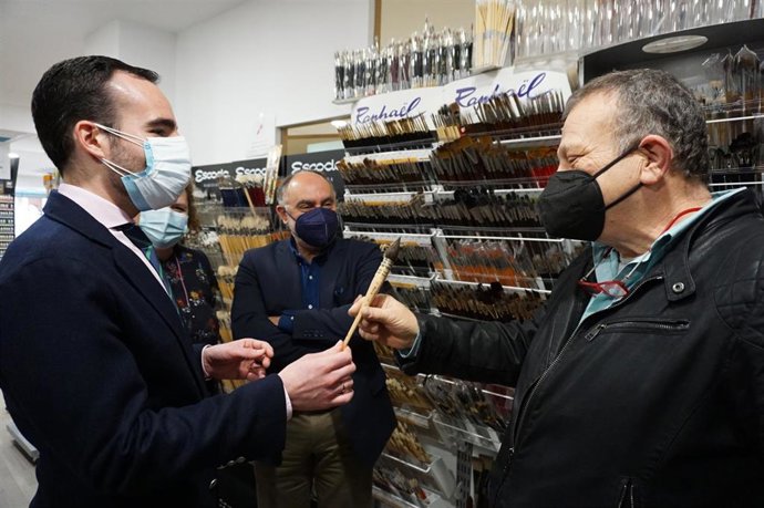 El delegado de Empleo, Formación, Trabajo Autónomo, Transformación Económica, Industria, Conocimiento y Universidad de la Junta en Córdoba, Ángel Herrador, visita Arte 21.