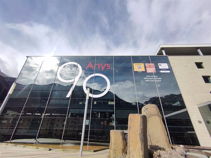 La Sede Central De Andbank, En Escaldes-Engordany, Con El Logo Conmemorativo Del 90 Aniversario De La Entidad.