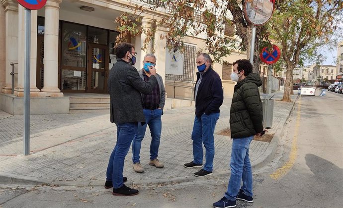 Representantes del Ayuntamiento de Manacor y del Consell de Mallorca en la calle Lleó XIII del municipio mallorquín.