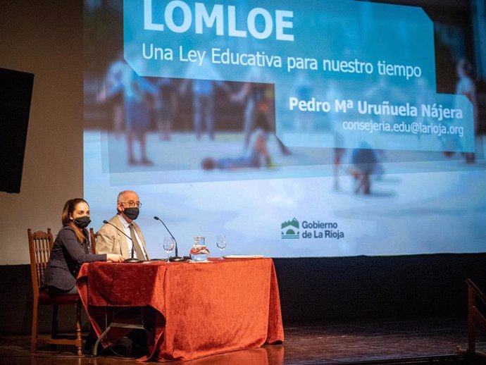 El consejero de Educación, Cultura, Deporte y Juventud, Pedro Uruñuela, celebra esta tarde en Haro el primero de los encuentros de trabajo con la Comunidad Educativa, bajo el título 'LOMLOE, Una Ley educativa para nuestro tiempo'