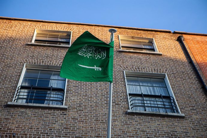 Archivo - Bandera de Arabia Saudí frente a la embajada del país en Dublín