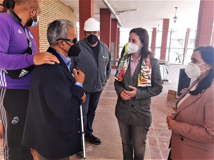 La delegada de Fomento y Ordenación del Territorio, Cristina Casanueva, en su visita a Puente Genil.