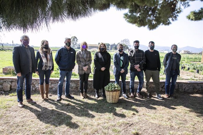 La presidenta del AMB y alcaldesa de Barcelona, Ada Colau; el alcalde del Prat, Lluís Mijoler, y la alcaldesa de Sant Boi, Llusa Moret, en el acto de presentación de la campaña 'El Prat y Sant Boi, capitales mundiales de la alcachofa'.