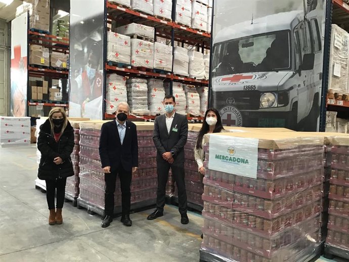 Responsables de la Cruz Roja y de Mercadona en Catalunya en el momento de la donación.