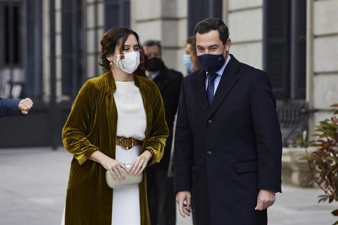Archivo - La presidenta de la Comunidad de Madrid, Isabel Díaz Ayuso, y el presidente de Andalucía, Juan Manuel Moreno, durante el acto institucional por el Día de la Constitución en el Congreso. En Madrid (España), a 6 de diciembre de 2020