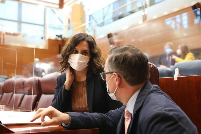 Archivo - La presidenta de la Comunidad de Madrid, Isabel Díaz Ayuso y el portavoz del PP en la región, Alfonso Serrano