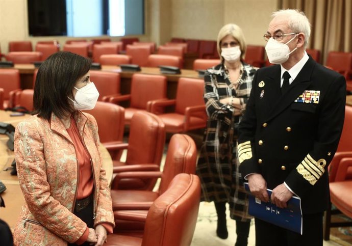 La Ministra de Defensa, Margarita Robles, conversa con el Jefe de Estado Mayor de la Defensa (Jemad) antes de comparecer en el Congreso