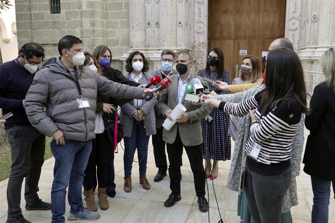 El portavoz parlamentario del PSOE-A, José Fiscal, atiende a los medios en el Parlamento.